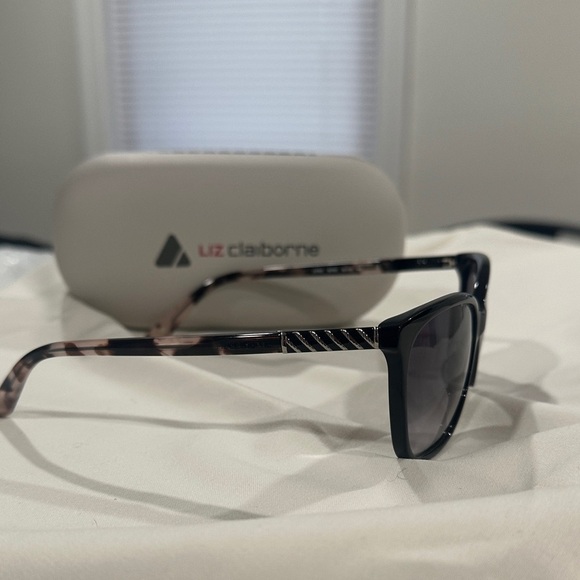 Liz Claiborne Black Frame Sunglasses with Gradient Gray Lenses main image 4